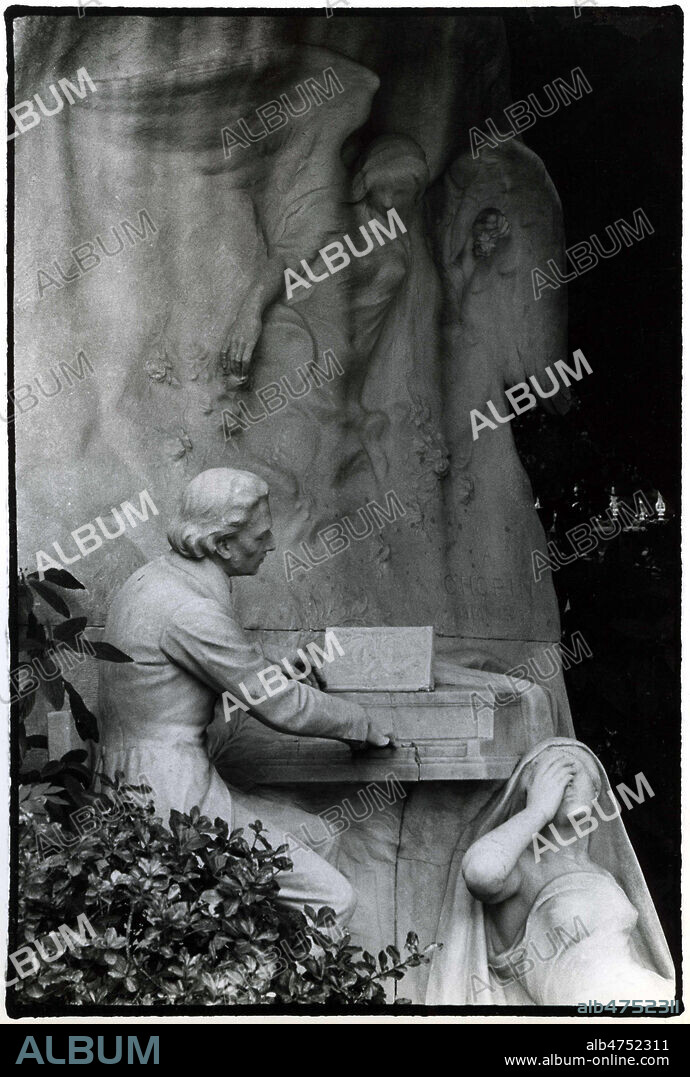 Frédéric CHOPIN (1810-1849). Sculpture de 1906 par Jacques FROMENT-MEURICE (1864-1947) au Parc Monceau a Paris. Photographie de Jean GROB. Credit : Collection KHARBINE-TAPABOR.