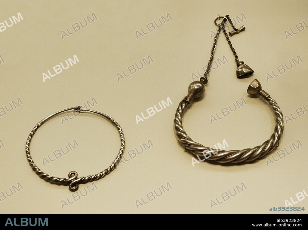 Izquierda: Torques de plata fundida y deformada mediante sogueado. Cultura Ibérica. Siglos III-I a. C. Procedente de la provincia de Jaén; Derecha: Torques de plata fundida, deformada y con soldaduras. Cultura Vaccea. Siglos II-principios siglo I a. C. Procedente del Tesoro del Cerro de la Miranda (provincia de Palencia). Museo Arqueológico Nacional. Madrid. España.