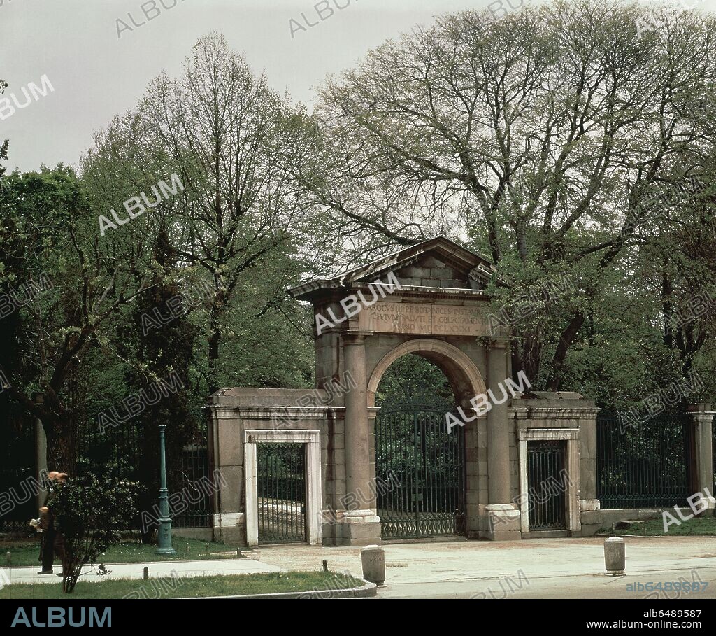 JUAN DE VILLANUEVA. PUERTA DE ENTRADA AL JARDIN BOTANICO POR EL PASEO DEL PRADO - 1781 - NEOCLASICISMO ESPAÑOL - FOTO AÑOS 60.