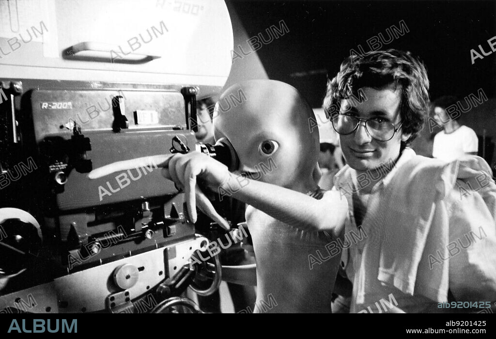 STEVEN SPIELBERG in CLOSE ENCOUNTERS OF THE THIRD KIND, 1977, directed by STEVEN SPIELBERG. Copyright COLUMBIA PICTURES.
