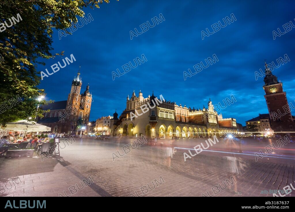 lonja de los Paños o Sukiennice edificio renacentista y basilica gotica de Santa Maria,  Rynek GÅ‚ówny , plaza del mercado, Cracovia , voivodato de Pequeña Polonia,Polonia,  eastern europe.