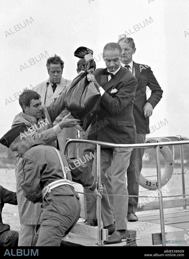 Lysekil 1971-08-13 - Koffertmordet - mordet på Margareta af Forselles - Kriminalkommissarie Per Hjalmarsson lyfter upp en säck med likinnehåll utanför Gåsö, som dykare tagit upp. *** Local Caption *** GT. KAMERAREPORTAGE.