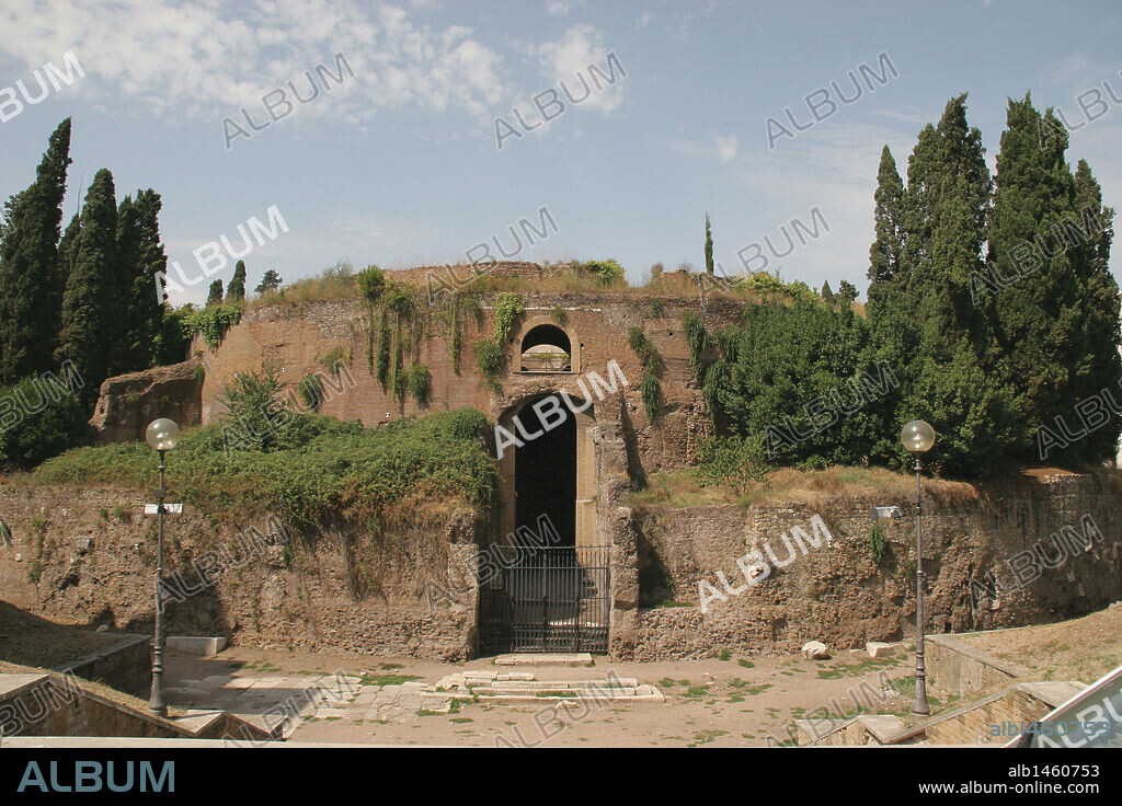 ARTE ROMANO. ITALIA. MAUSOLEO DE AUGUSTO. Lo mandó construir el Emperador Augusto, para él y su familia de la dinastía Julia Claudia. Tenía la forma de un gigantesco montículo de tierra de un diámetro de 89 m. Restaurado en 1936. Antigua zona de los Campos de Marte. ROMA.