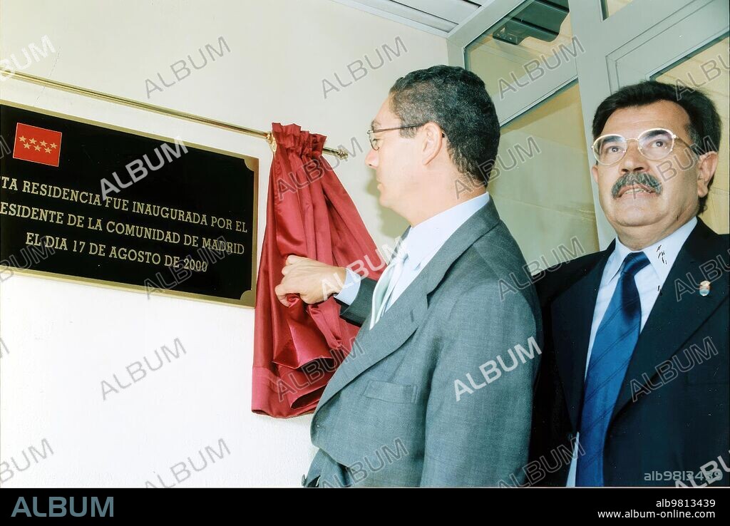 16 agosto 2000. Inauguración de una residencia infantil en Leganés. A la Izqda. El presidente de la Comunidad de Madrid, Alberto Ruiz Gallardon, y A la Dcha., el alcalde de Leganés, José Luiz Pérez Raez.
