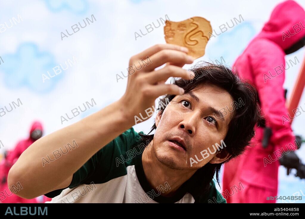 LEE JUNG-JAE and Lee Jung-jae in SQUID GAME, 2021, directed by HWANG DONG-HYUK. Copyright Siren Pictures. Season 1.