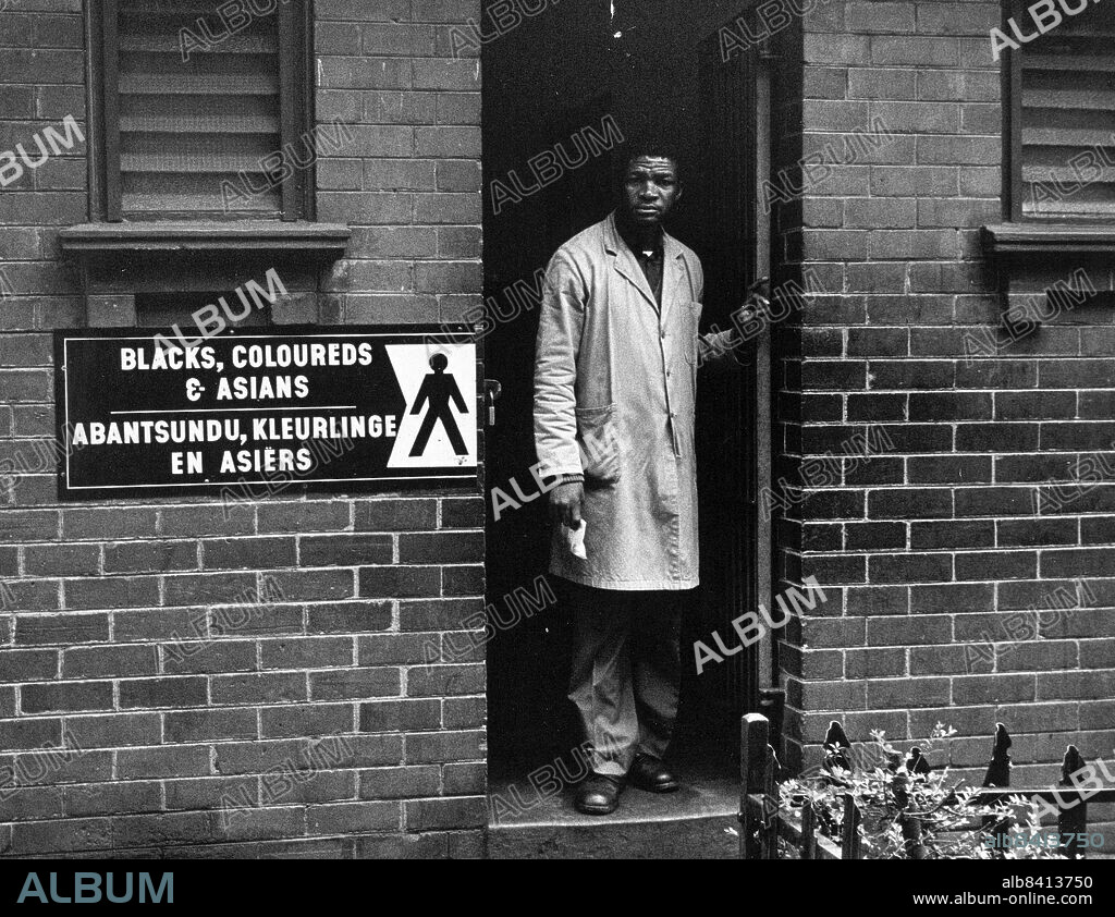 Apartheid. A man leaving a public toilet. A sign outside shows that the toilet is for blacks, coloureds and Asians, Johannesburg, South Africa, October 01, 1977.. Photo: Sven-Erik Sjoberg / DN / TT / Code: 53.