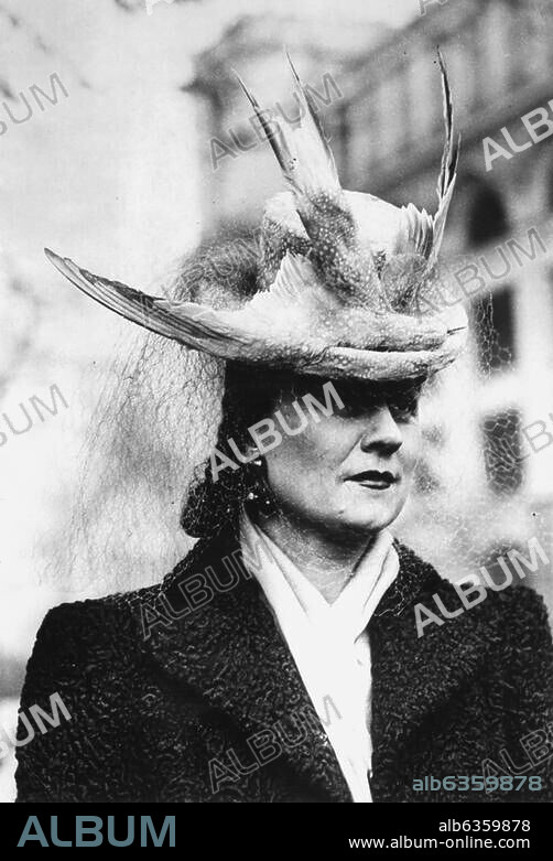Mode:. Damenhut. Dame mit einem extravaganten Hut beim Pferderennen in Auteuil (Paris). Foto, 21. Februar 1943.