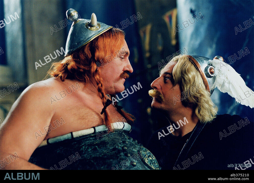 CHRISTIAN CLAVIER and GERARD DEPARDIEU in ASTERIX & OBELIX: MISSION CLEOPATRA, 2002 (ASTERIX ET OBELIX, MISSION CLEOPATRE), directed by ALAIN CHABAT. Copyright RENN PRODS/TF1 FILMS PRODUCTIONS.