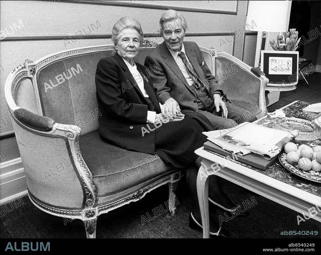 Gunnar Myrdahl med fru Alva Myrdal. *** Local Caption *** . Kamerareportage.