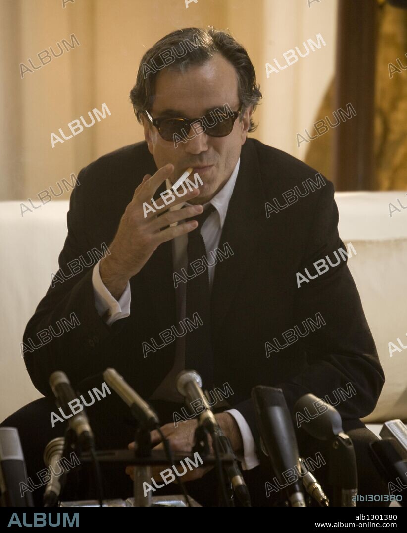 DANIEL DAY-LEWIS in NINE, 2009, directed by ROB MARSHALL. Copyright WEINSTEIN COMPANY, THE.