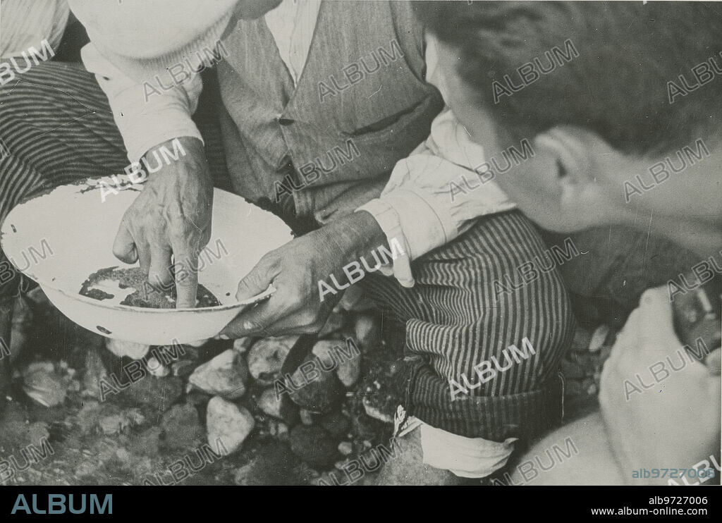 Río Darro (Granada), mayo de 1950. Buscadores de oro en el río Darro.