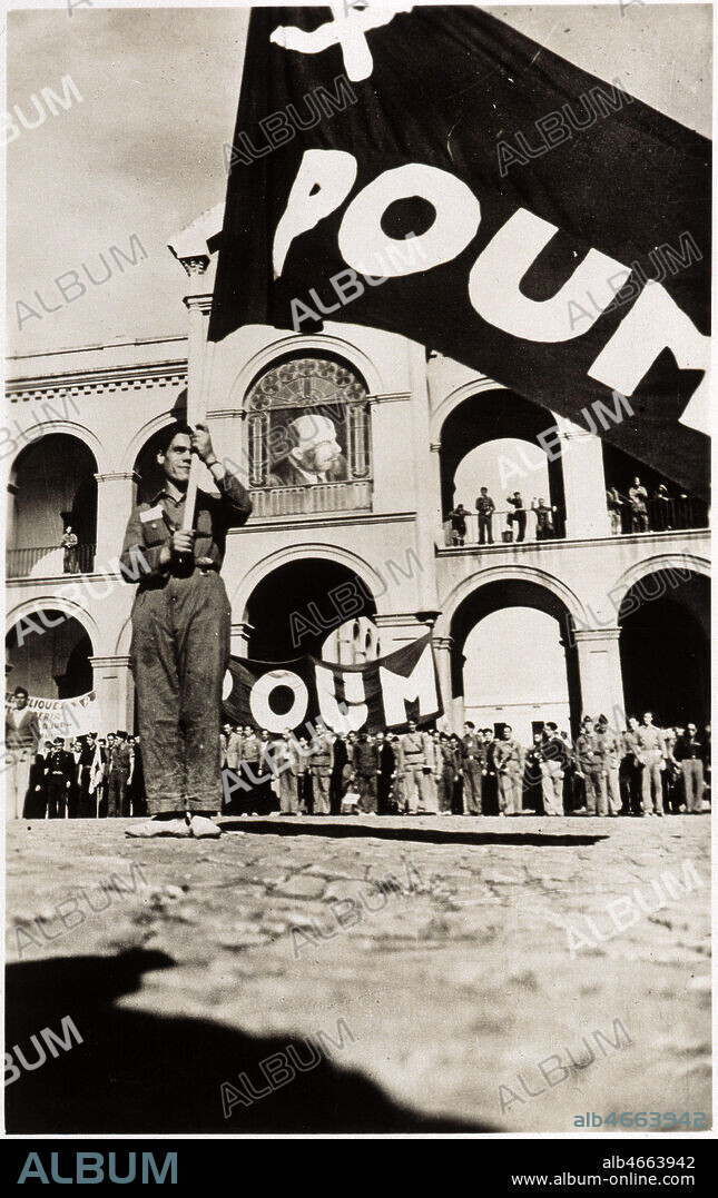 Homme agitant un drapeau du POUM : Parti Ouvrier d'Unification MArxiste fonde en 1935 par Joaquin Maurin et Andreu Nin (alliance entre la GAuche Communiste et le Bloc ouvrier et Paysan espagnol, apres sission avec le PCE parti communiste Espagnol, qui etait stalinien a l'epoque) , organisation revolutionaire espagnole, devenue illegale en1937 apres la defaite contre Franco. Violemment reprime, ce mouvement survecu en exil et notamment en France. Guerre d'Espagne. Photographie vers 1936. Credit : Collection IM/KHARBINE-TAPABOR.