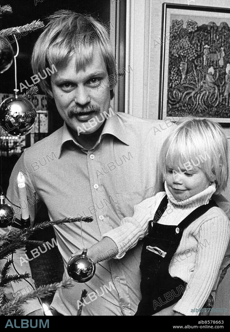 Stockholm 1977-12-22. Fotbollsmålvakten och FC Kaiserslautern-spelaren Ronnie Hellström med sonen Erland under julfirandet. Foto: Leif Engberg / DN / TT / Kod: . ** SvD OUT **.