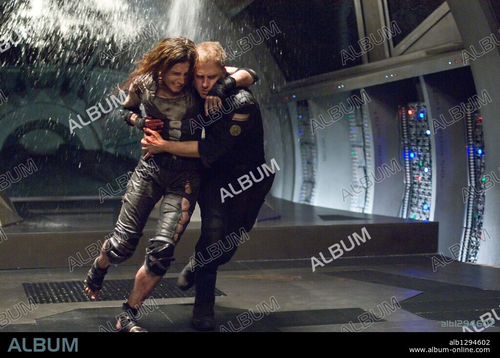 ANTJE TRAUE and BEN FOSTER in PANDORUM, 2009, directed by CHRISTIAN ALVART. Copyright CONSTANTIN FILM / MAIDMENT, JAY.