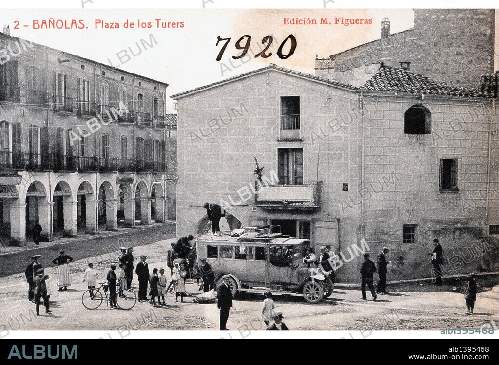 Tarjeta postal. Parada de coches para el transporte de viajeros en la plaza de los Turers, en Banyoles. Años 1910.