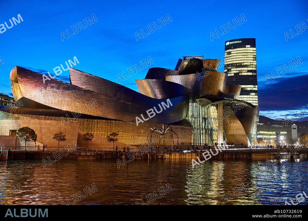 Nervion river, Guggenheim Museum, Bilbao, Bizkaia, Basque Country, Spain, Europe.