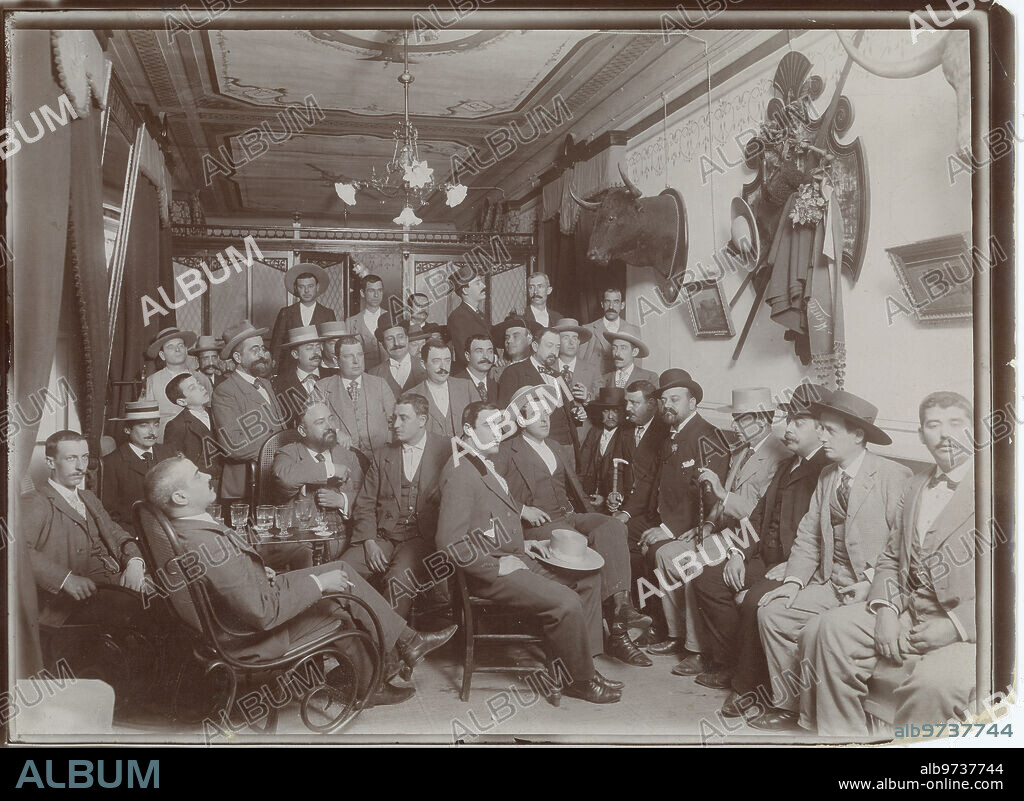 Córdoba, octubre de 1899. Rafael Guerra en el Club Guerrita repleto de socios.