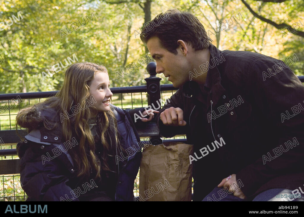 ABIGAIL BRESLIN y RYAN REYNOLDS en DEFINITIVAMENTE, QUIZÁS, 2008 (DEFINITELY, MAYBE), dirigida por ADAM BROOKS. Copyright UNIVERSAL PICTURES/STUDIO CANAL/WORKING TITLE FILMS / SCHWARTZ, ANDREW.
