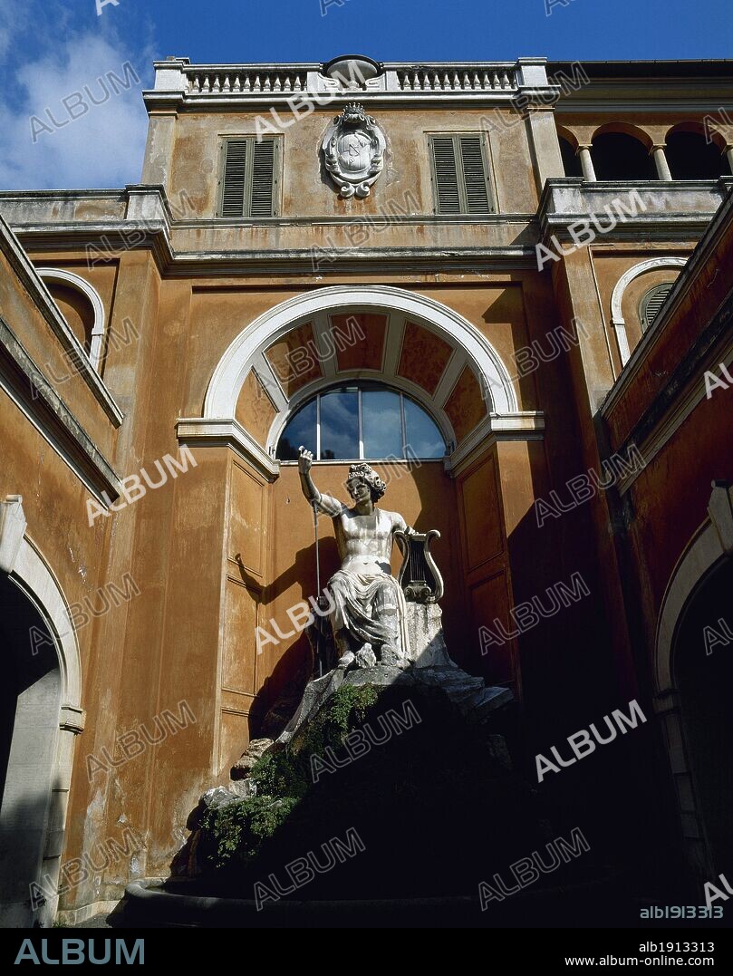 ARTE BARROCO. ITALIA. PALAZZO BARBERINI. Siglo XVII. Vista de la estatua de época romana de Apolo Citharodus, restaurada por Giuseppe Giorgetti (documented 1668-82). Lozalizada en los jardines del palacio.
