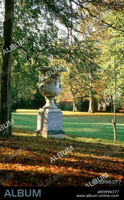 Rueil-Malmaison (Dép.Hautsde-Seine, Ile de France, Frankreich), Schloss / Château de Malmaison (ab 1798 Aufenthaltsort Napoleon Bonapartes u.seiner Gemahlin Josephine), Park (angelegt ab 1800 unter Josephine; Planung: A. Howatson u.Félis Delaye).-Ansicht mit Ziervase.-Foto, undat.