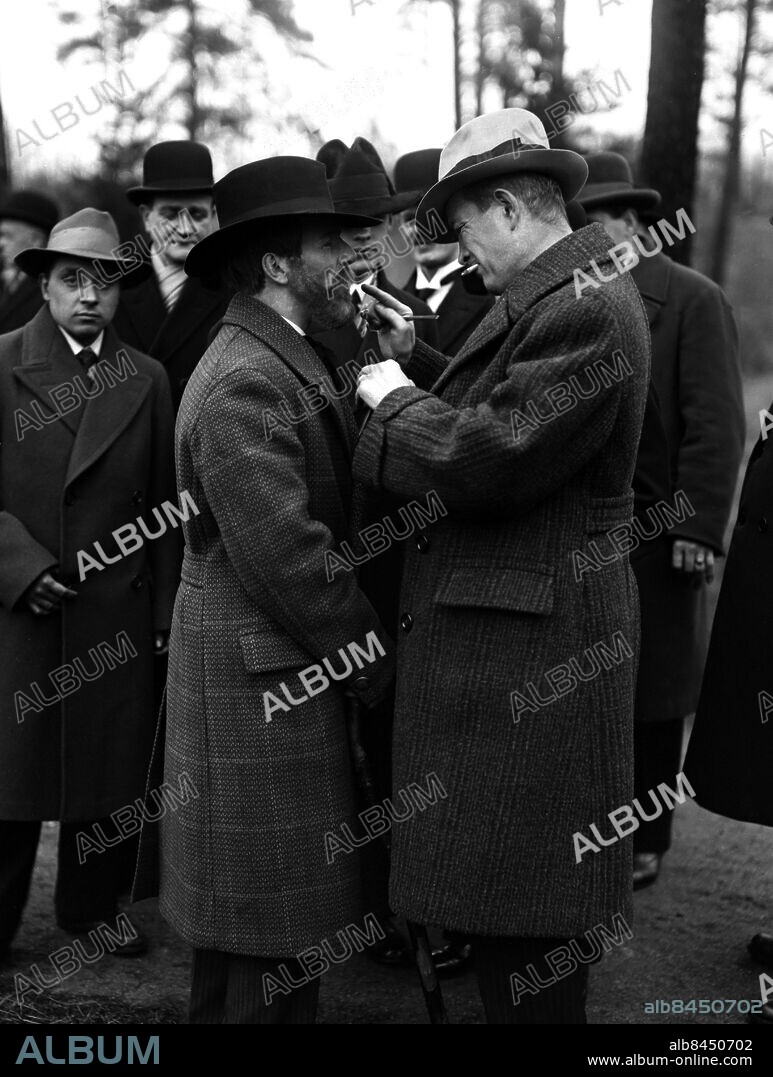 ARKIV 1939. Skådespelaren Arne Lindblad som "Mäster Palm" (August Palm) i filmen "Mot nya tider", regisserad av Sigurd Wallén och med Victor Sjöström som Hjalmar Branting. Här får "Mäster Palm" hjälp med det karaktäristiska skägget inför en tagning.. Actor Arne Lindblad as the swedish labour-leader August Palm in a movie about the first year of the labour-movement in Sweden. Picture shows one in the staff helping the actor with the beard.. Foto:Scanpix Historical/1900. Scanpix Sweden.