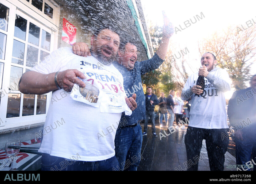 Villalba (Lugo), 22/12/2017.- El Primer premio de la Lotería de Navidad, El Gordo, fue vendido en el bar Cascudo. Foto: Miguel Muñiz Archdc.