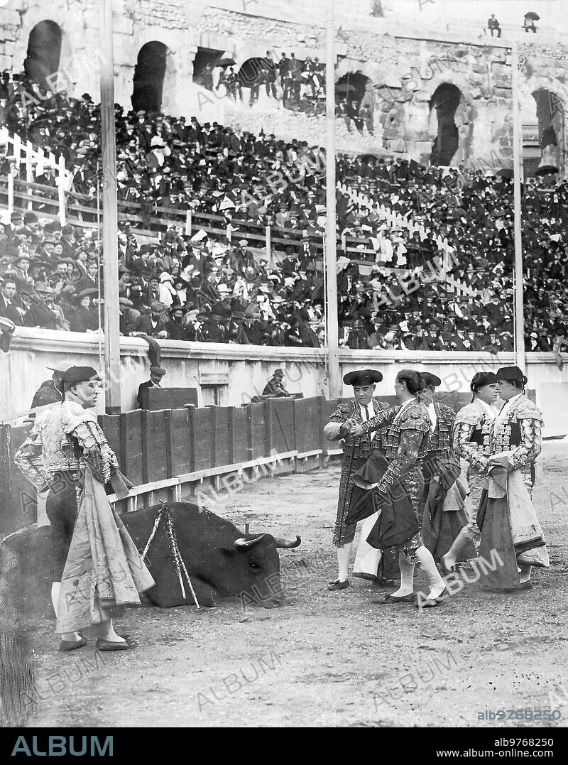 October 20, 1911. From the Bullfight held in Nimes last Sunday Ricardo Torres, Bombita, after the death of one of his Bulls, which earned him an Ovation.