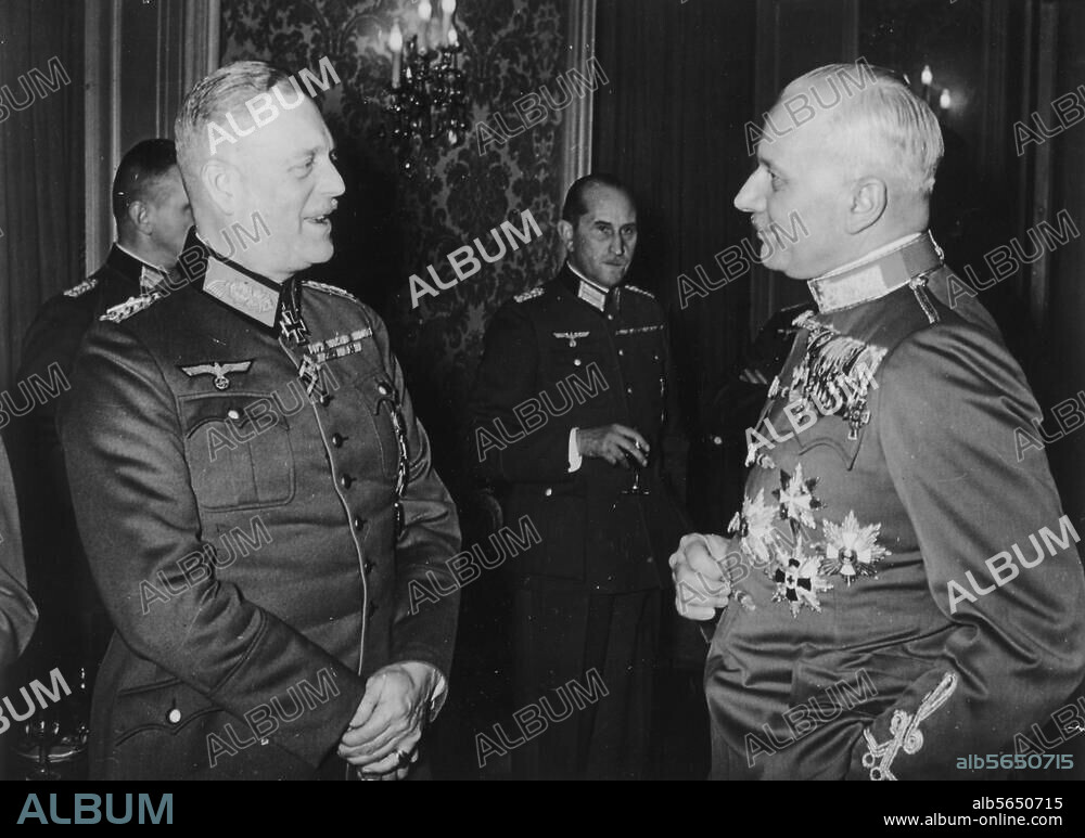 Keitel, Wilhelm Generalfeldmarschall (1935-38 Leiter des Wehrmachtsamts, 1938-45 Chef des Oberkommandos der Wehrmacht); 1882-1946. Am 24.1.1941 gibt Keitel einen Empfang für den ungar. Honvedminister (Kriegsmin.) Bartha im Hotel Bristol in Berlin. Keitel im Gespräch mit Bartha. Foto.