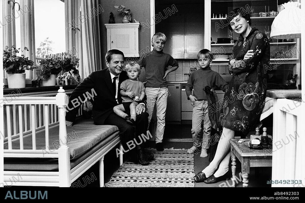 FILE 1969 - . Former Swedish Prime Minister Olof Palme with his family in the kitchen of the house in Vallingby.. From left Olof, Mattias, Mårten, Joakim and Lisbet.. *************. Familjen Palme i radhuset i Vällingby: Olof, Mattias, Mårten, Joakim och Lisbet. Bilden publicerad i boken "Bilder som förändrat Sverige" - en berättelse om ExSCANPIX SWEDENjournalistik 1944-2004.. Foto: Jan Delden / Expressen / SCANPIX cpde 10.