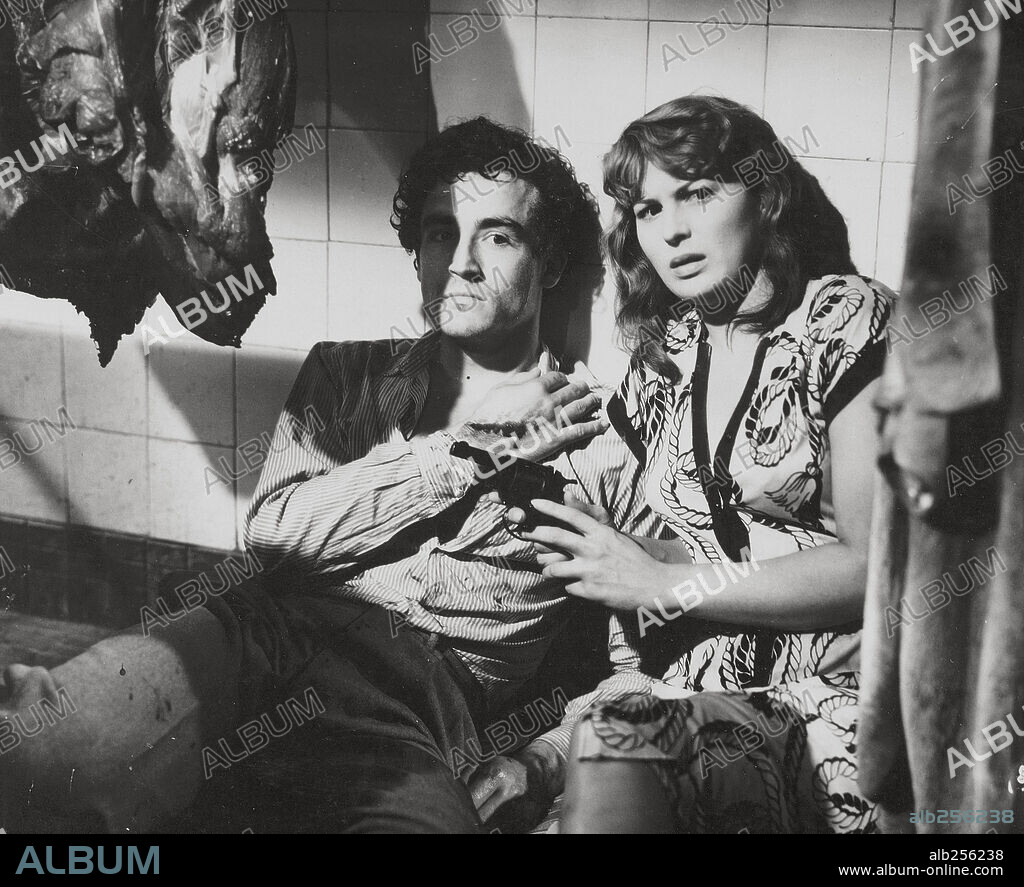 SILVANA MANGANO y VITTORIO GASSMAN en ARROZ AMARGO, 1949 (RISO AMARO), dirigida por GIUSEPPE DE SANTIS. Copyright LUX/DE LAURENTIIS.