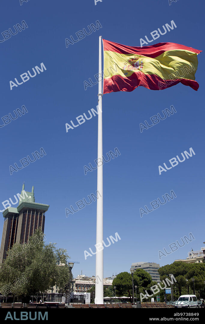 Madrid, 21/07/2015. La bandera de España en la plaza de Colón en mal estado, es sustituida por una nueva. Foto: Isabel Permuy ARCHDC.