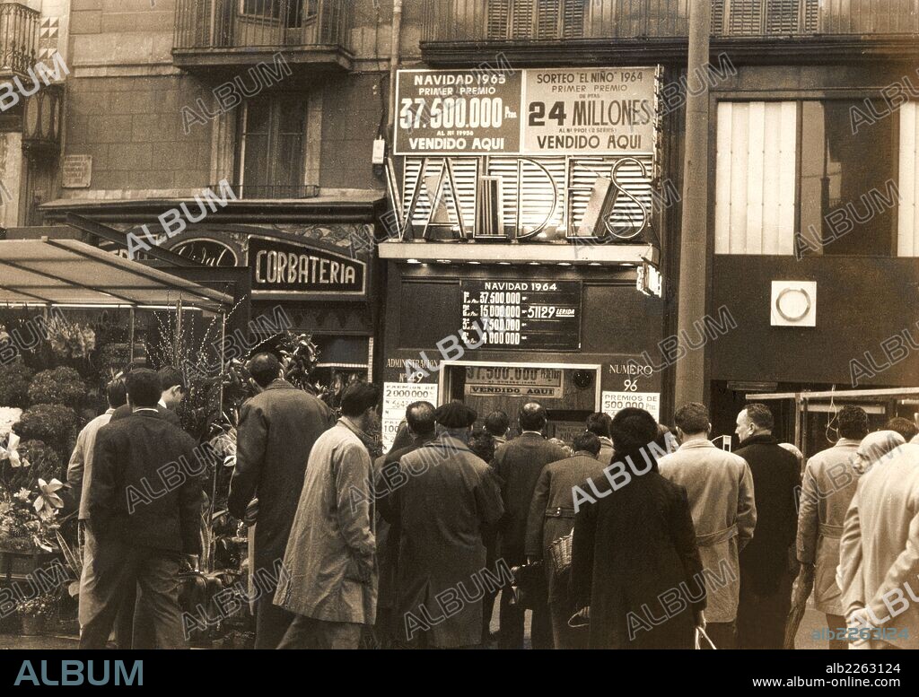 Barcelona. Establecimiento de Lotería Valdés en las Ramblas. Año 1964.