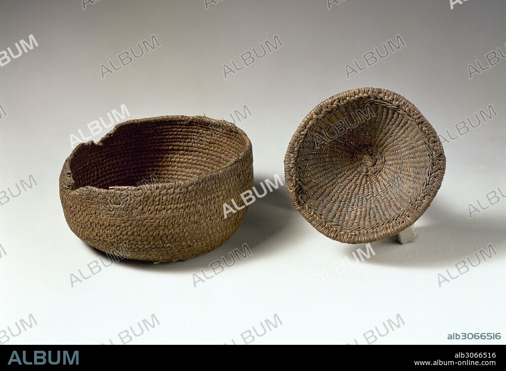 PREHISTORIA. NEOLITICO. CESTO DE ESPARTO procedente de la Cueva de los Murciélagos (provincia de Granada, Andalucía), conjunto único debido a que sus piezas se encuentran en perfecto estado de conservación. Fechado hacia el 3400 a. C. Ultima fase del Neolítico. Museo Arqueológico Nacional. Madrid. España.