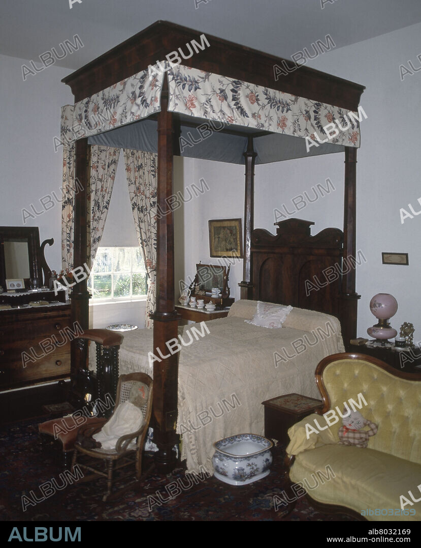 INTERIOR-DORMITORIO S XIX AMERICANO-CAMA CON DOSEL.