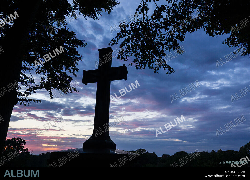cruz latina y puesta de sol, iglesia de Santa Margarita. 1470, Debno , voivodato de la Pequeña Polonia, Cárpatos, Polonia, europe.