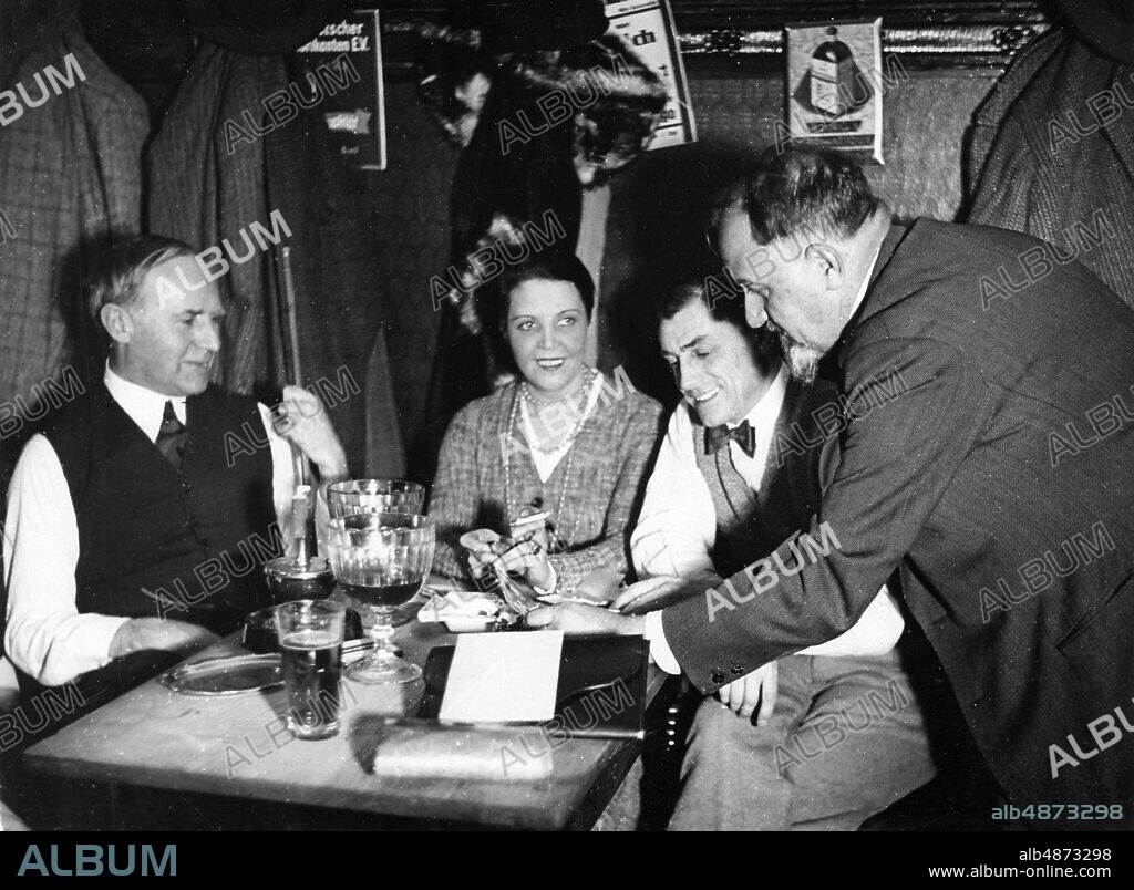 GERMANY BERLIN Around 1930. Orig. caption ... RÄUBERPOOL. The billiard game with which the Berlin artists' column tested the artist's pitch. (...) A chatterbox. Ali Hubert, Rudolf Belling, the famous golfer Baronin Heyde and the poet Hans Bethge. Photo: Presse-Photo / AB Text & Bilder / SVT / Code: 5600 Folder: Billiards 1930-39 379 A2 Note. For full text see original. A Hubert, 1878-1940, Austrian painter and costume designer, emigrated to the United States in 1933. R Belling, 1886-1972, German sculptor. H Bethge, 1876-1946, German author. Photo series Photo report Before 1933 persons: ALI HUBERT; HANS BETHGE; RUDOLF BELLING sites: GERMANY; BERLIN PhotoDate: 193? - ?? - ??.