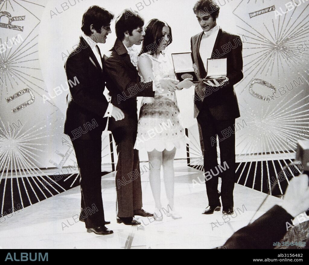 MASSIEL (intérprete) y "EL DUO DINAMICO" (autores) de la canción "LA, LA, LA", ganadora en el FESTIVAL DE EUROVISION de 1968 celebrado en la ciudad de Londres. MASSIEL Y EL DUO DINAMICO RECOGIENDO EL PREMIO.