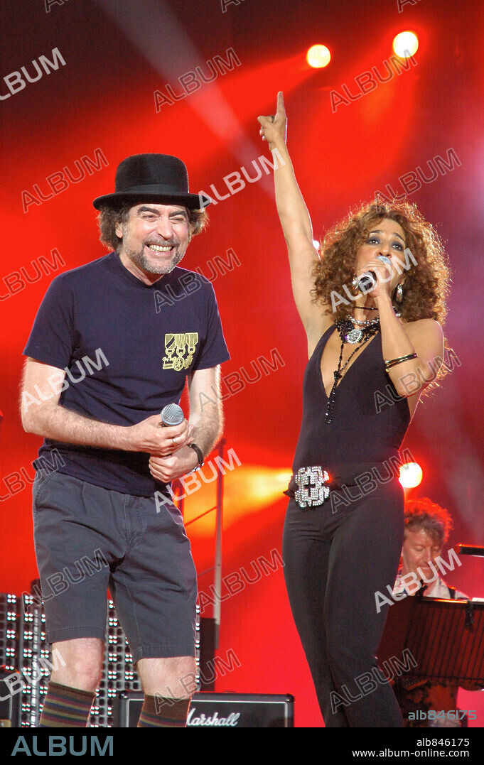 17 / 06 / 2006; Estadio Vicente Calderon. Madrid. Rosario y Joaquin Sabina durante el concierto.