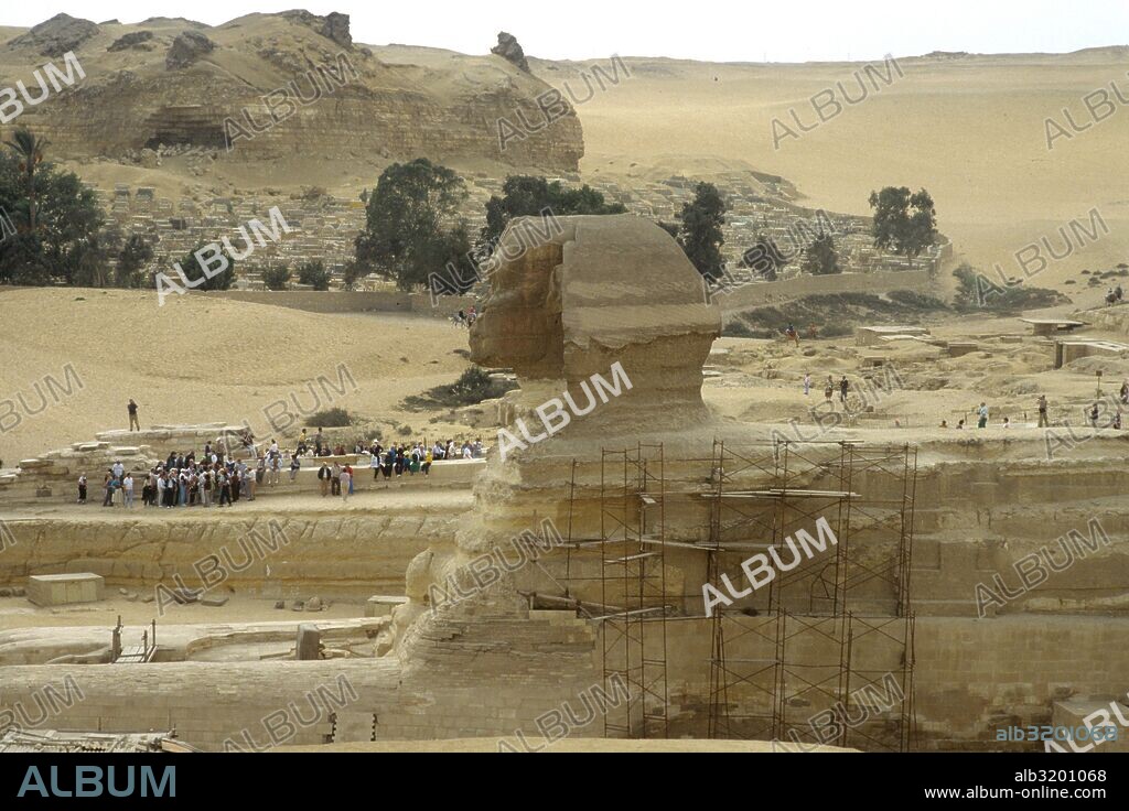 La Gran Esfinge de Guiza, monumental escultura que se encuentra en la ribera occidental del río Nilo, en la ciudad de Guiza, Egipto.
