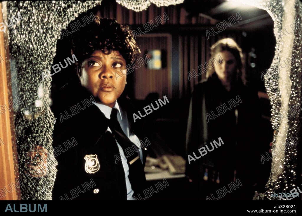 JENNIFER MORRISON and LORETTA DEVINE in URBAN LEGENDS: FINAL CUT, 2000, directed by JOHN OTTMAN and THOMAS OTTMAN. Copyright PHOENIX PICTURES / GIBSON, MICHAEL.