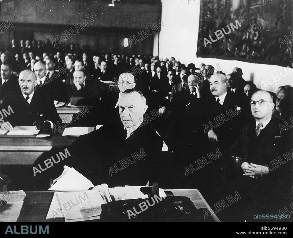 Parlamentarischer Rat 1948/49 (Verfassungsgebende Versammlung zur Ausarbeitung des Grundgesetzes) / Konstituierende Sitzung am 1. September 1948. Der Präsident des Parlamentarischen Rates, Konrad Adenauer (gewählt in der Konst. Sitzung), rechts die Ministerpräsidenten der drei Westzonen. Foto.