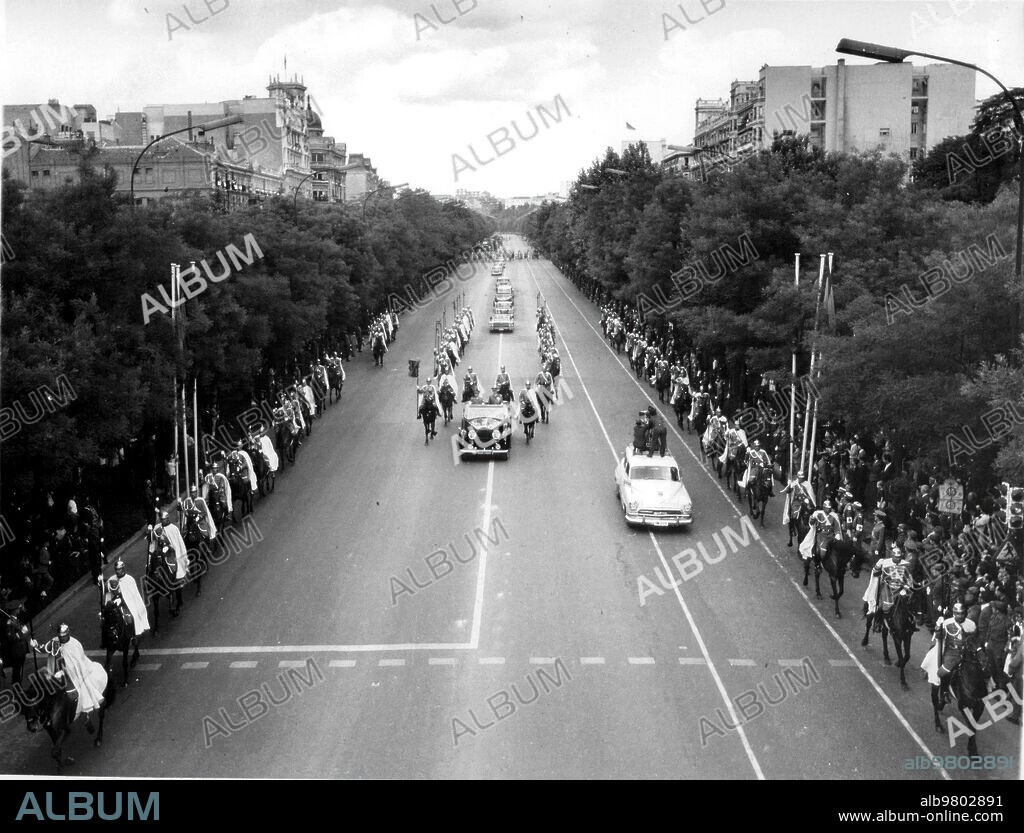 Franco, Escoltado por la guardia Mora, llega al desfile de la victoria de 1964.