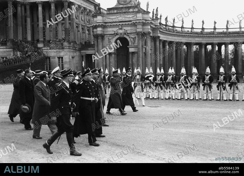 Deutschland, 20. April 1939. Veranstaltungen zum 50. Geburtstag Adolf Hitlers. Festprogamm für die Ehrengäste im Neuen Palais in Potsdam: Die Ehrengäste beim Abschreiten einer Ehrenformation in historischen Uniformen. Foto.