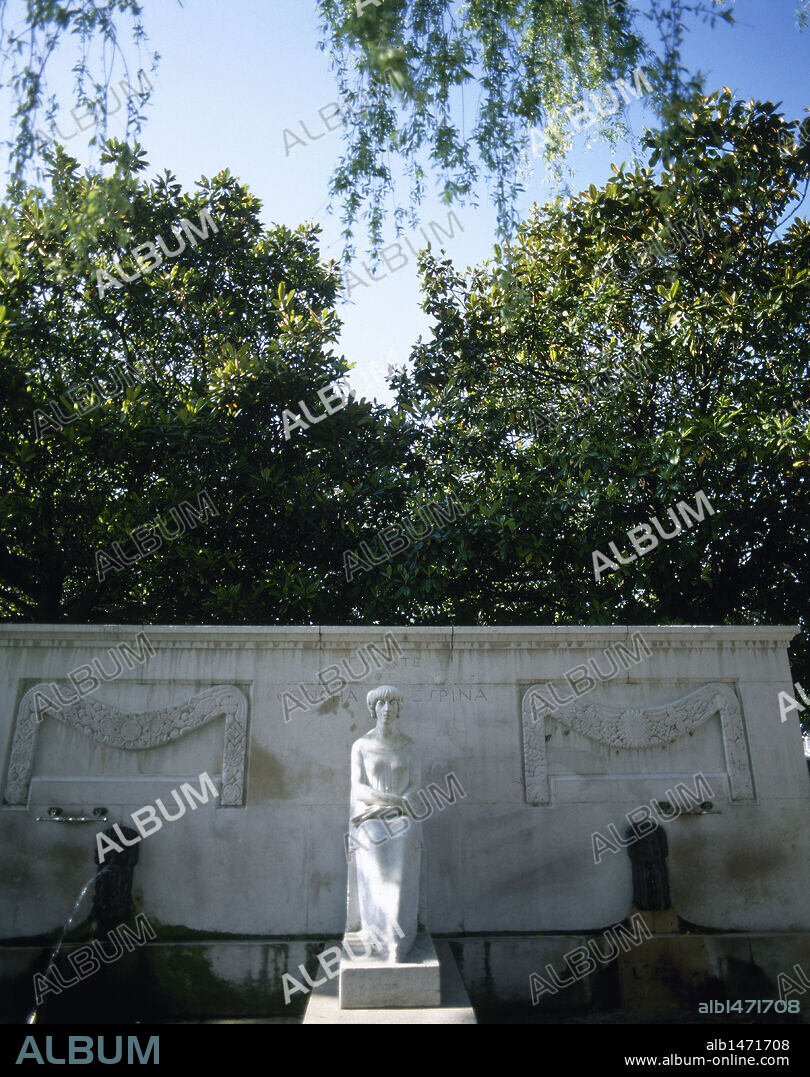 ESPINA, Concha (1877-1955). Novelista española. Vista general del "MONUMENTO A CONCHA ESPINA", fuente realizada por Victorio MACHO e inaugurada en 1927. SANTANDER. Cantabria. España.