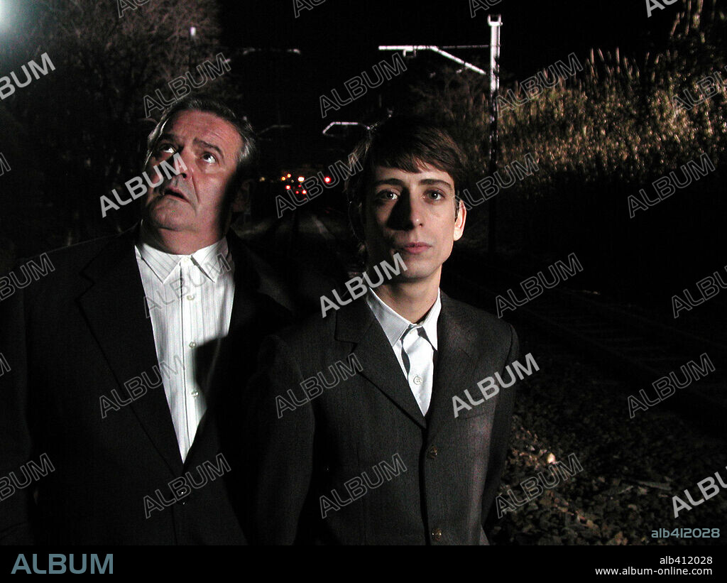 ANGEL DE ANDRES y JORDI VILCHES en PLATILLOS VOLANTES, 2003, dirigida por OSCAR AIBAR. Copyright ENRIQUE CEREZO PRODUCCIONES.