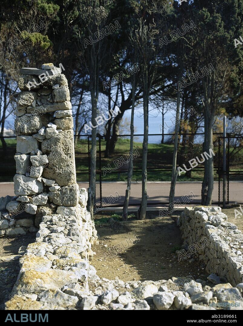 NEAPOLIS GRIEGA DE EMPURIES. DOMUS DE PERISTILO (siglo II a. C.). Restos arqueológicos de la entrada a estas casas, las cuales poseían un espacio central ajardinado rodeado por un porche con columnas (peristilo). Comarca del Alt Empordà. Cataluña.