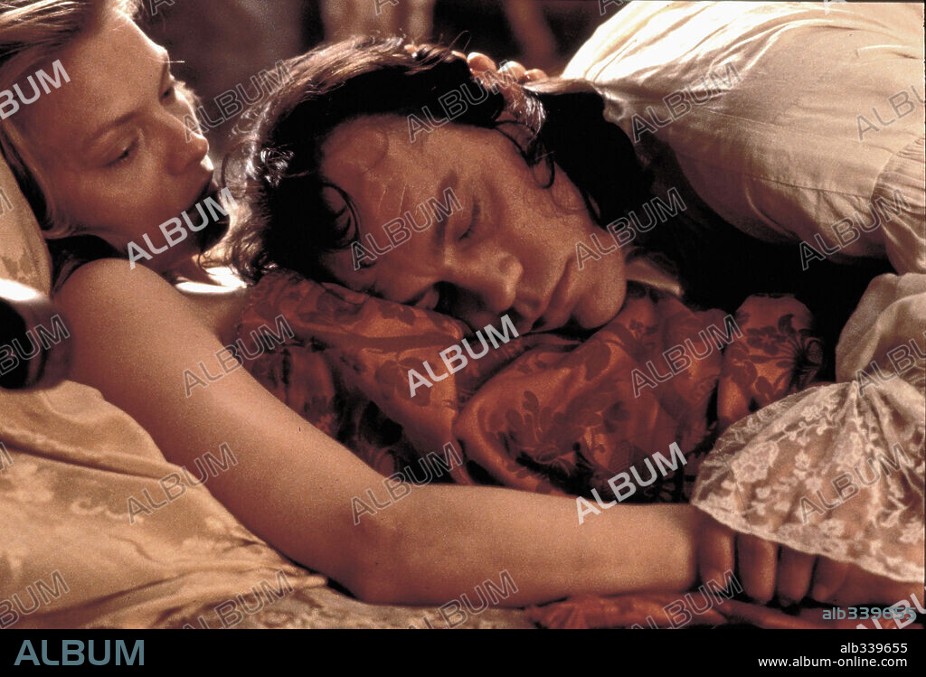 JOHN MALKOVICH and MICHELLE PFEIFFER in DANGEROUS LIAISONS, 1988, directed by STEPHEN FREARS. Copyright WARNER BROTHERS.