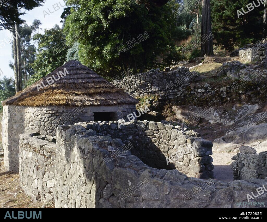 ARTE CELTA. ESPAÑA. CITANIA DE SANTA TECLA (CASTRO DE SANTA TECLA). Poblado fortificado protohistórico perteneciente a la llamada "Cultura de los Castros". Asentado en el Monte Santa Tecla, fue habitado desde el s. X a. C. hasta el s. III de nuestra era. Reconstrucción de una vivienda de planta circular. A GARDA (LA GUARDIA). Provincia de Pontevedra. Galicia.