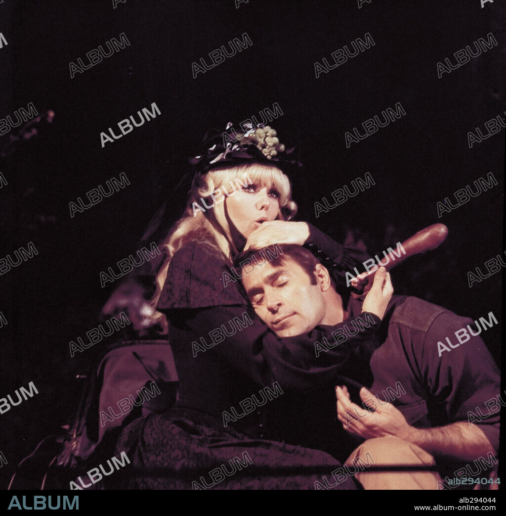CLINT WALKER y KIM NOVAK en OJOS VERDES, RUBIA Y PELIGROSA, 1969 (THE GREAT BANK ROBBERY), dirigida por HY AVERBACK. Copyright WARNER BROTHERS.