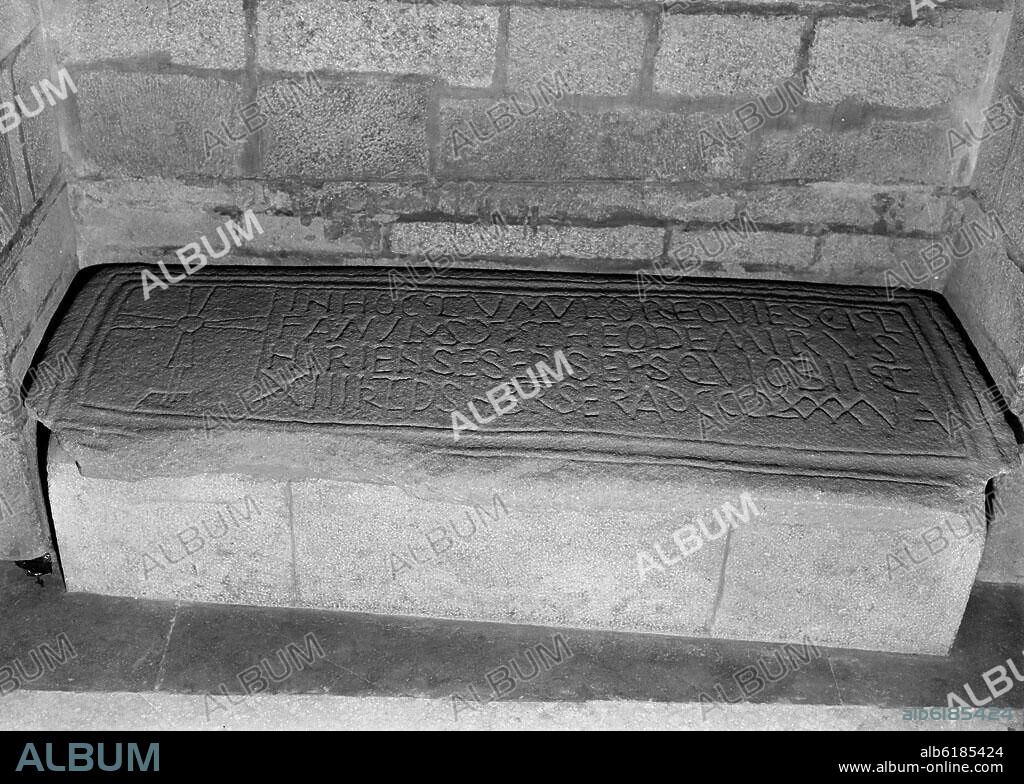 LAUDA SEPULCRAL DEL OBISPO TEODOMIRO (874) - DESCUBRIDOR DE LA TUMBA DEL APOSTOL SANTIAGO - FOTOGRAFIA EN BLANCO Y NEGRO - AÑOS 50.